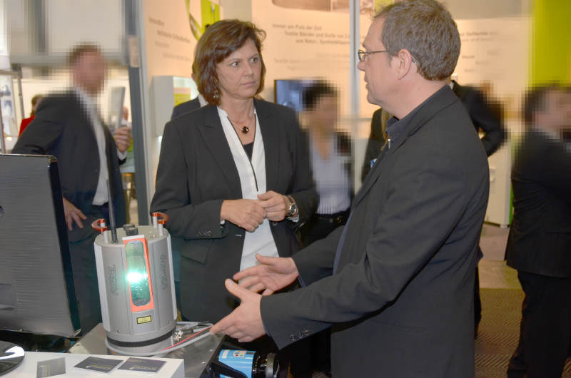 Die Bayerische Wirtschaftsministerin Ilse Aigner am Messestand von Measurement in Motion